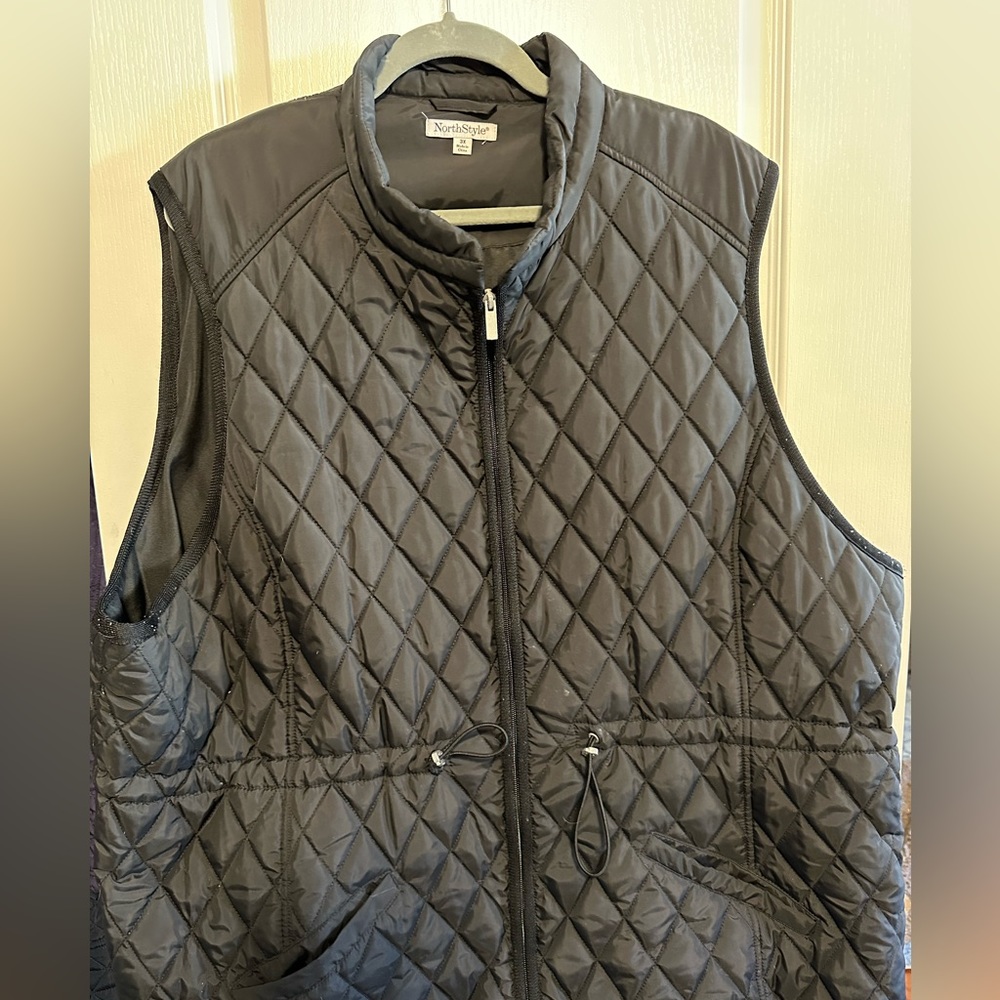 North Style Black Vest